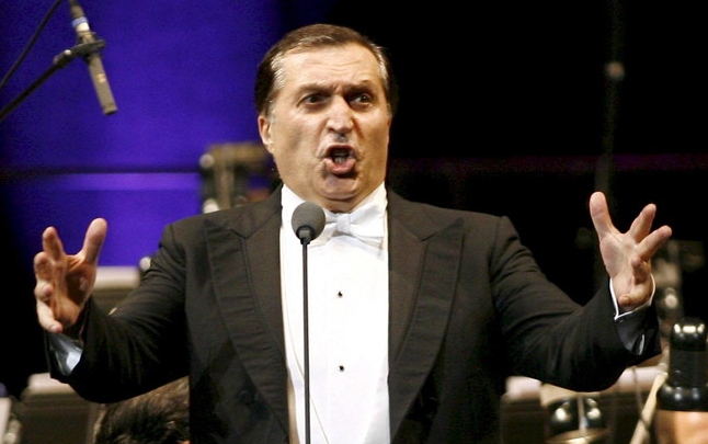 Бурчуладзе виступав в Ковент-Гарден і Ла Скала, співав разом з Лучано Паваротті, виконував вокальну партію Бориса Годунова в однойменній опері Мусоргського