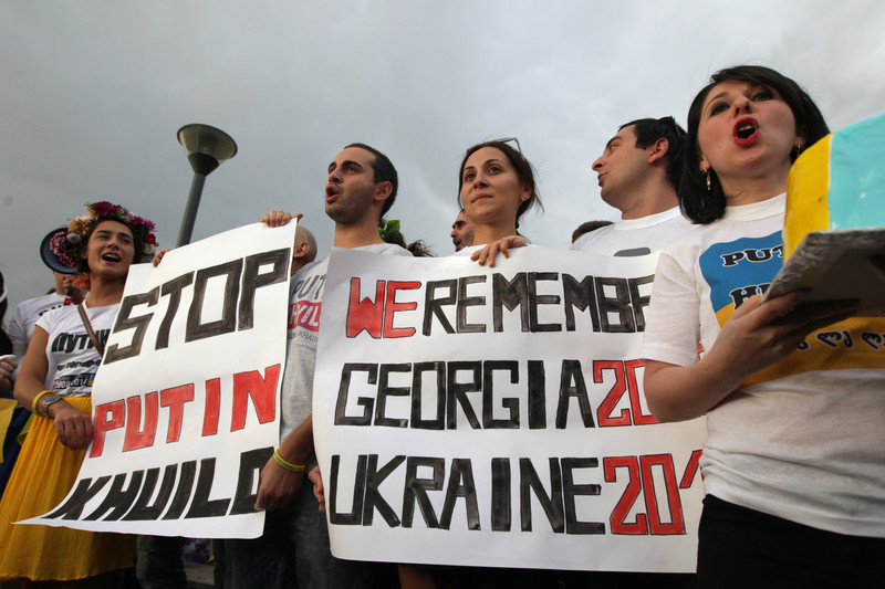 За словами політолога, помилкою грузинської дипломатії була відмова спільно з МЗС України піднімати питання Криму та Донбасу