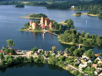 Тракай - це мальовниче містечко, оточений найчистішими озерами, в дзеркальній гладі яких відбивається славне минулого колись найважливішого міста Великого Князівства Литовського