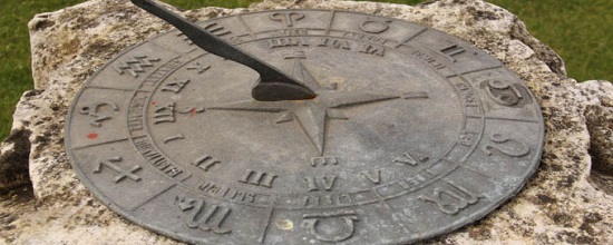 Рух сонця по небу уможливлює просту оцінку часу, від довжини і положення тіні, що відкидається вертикальної палицею