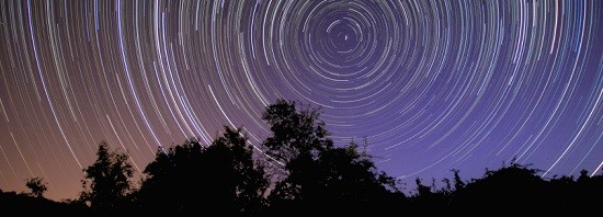 Використання полярної зірки, як навігаційної допомоги приписується фінікійці (положення полярної зірки в небі настільки близько до Північного стороні осі, на якій обертається Земля, що вона здається статичною протягом кожної ночі і є надійним зазначенням на північ)