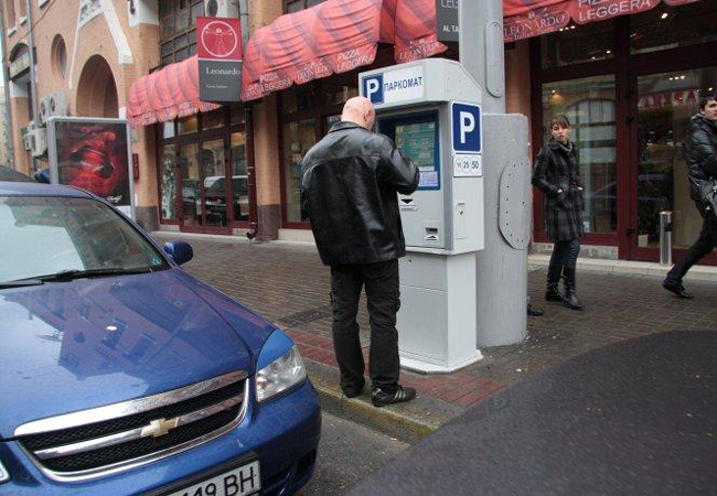 Крім цього Міністерство регіонального розвитку вніс до Верховної Ради України законопроект, який передбачає введення штрафів за несплату парковки, за неналежне обладнання майданчика для паркування оператором, за протиправну парковку в місцях, призначених для паркування інвалідів, а також встановлює механізм контролю за дотриманням цих правил