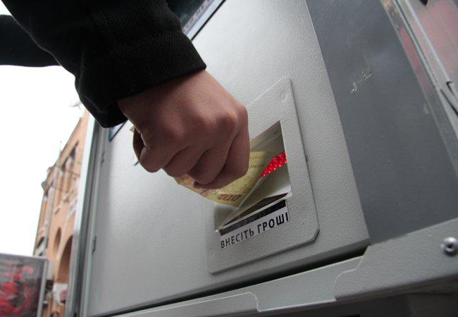 При цьому ряд вітчизняних юристів вважає, що якщо платна парковка не обладнана обов'язковими паркоматами, значить вона не відповідає вимогам Правил паркування, а раз так - водії в свою чергу також можуть не виконувати вимогу, що зобов'язує їх оплачувати стоянку