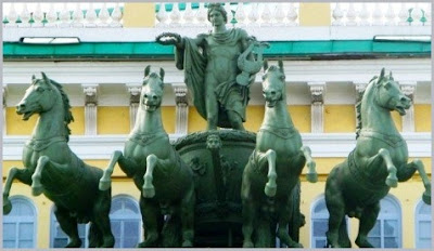 Для довідки: первісна алебастрова композиція квадриги виготовлена російськими майстрами в кінці XVIII в