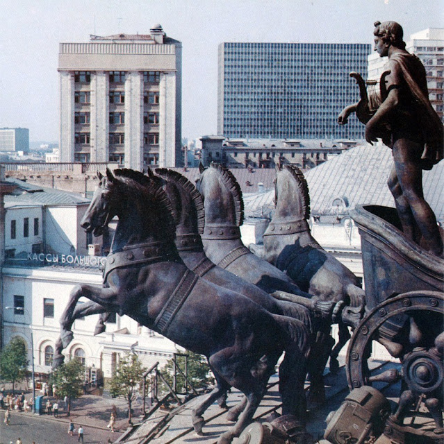 Після пожежі 1853 р гіпс квадриги поміняли на мідь, і в 1853 році була виготовлена нова скульптурна композиція в майстерні І