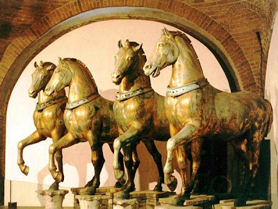 Між іншим, квадрига Аполлона як самий найближчий символ імперії все року була найбажанішим трофеєм