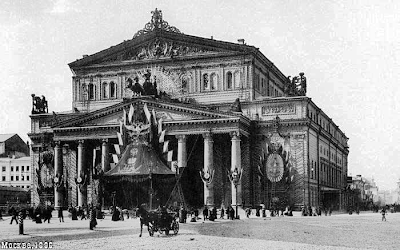 Перебудова Великого почалася практично відразу після закінчення будівництва - 1859 р, коли архітектор Нікітін розробив проект будівництва 2-поверхової прибудови на місці розбираються цегляних стін, що оточували двір, з забудовою колон північного портика до антаблемента (РДАЛМ