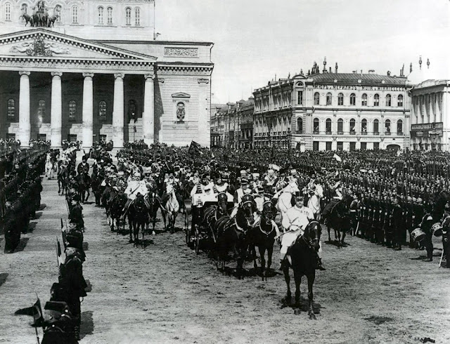 Ще в 1890 р в стінах театру з'явилися тріщини