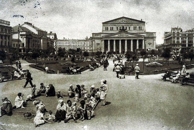 Квадрига Аполлона на фронтоні Великого театру (фото Олександра Родченко, 1929 г