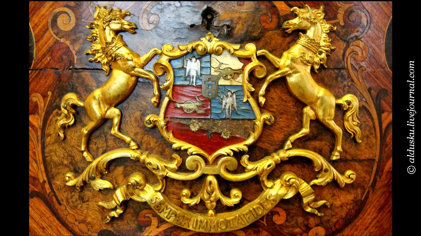 Прето Цінні породи дерева, золочена бронза