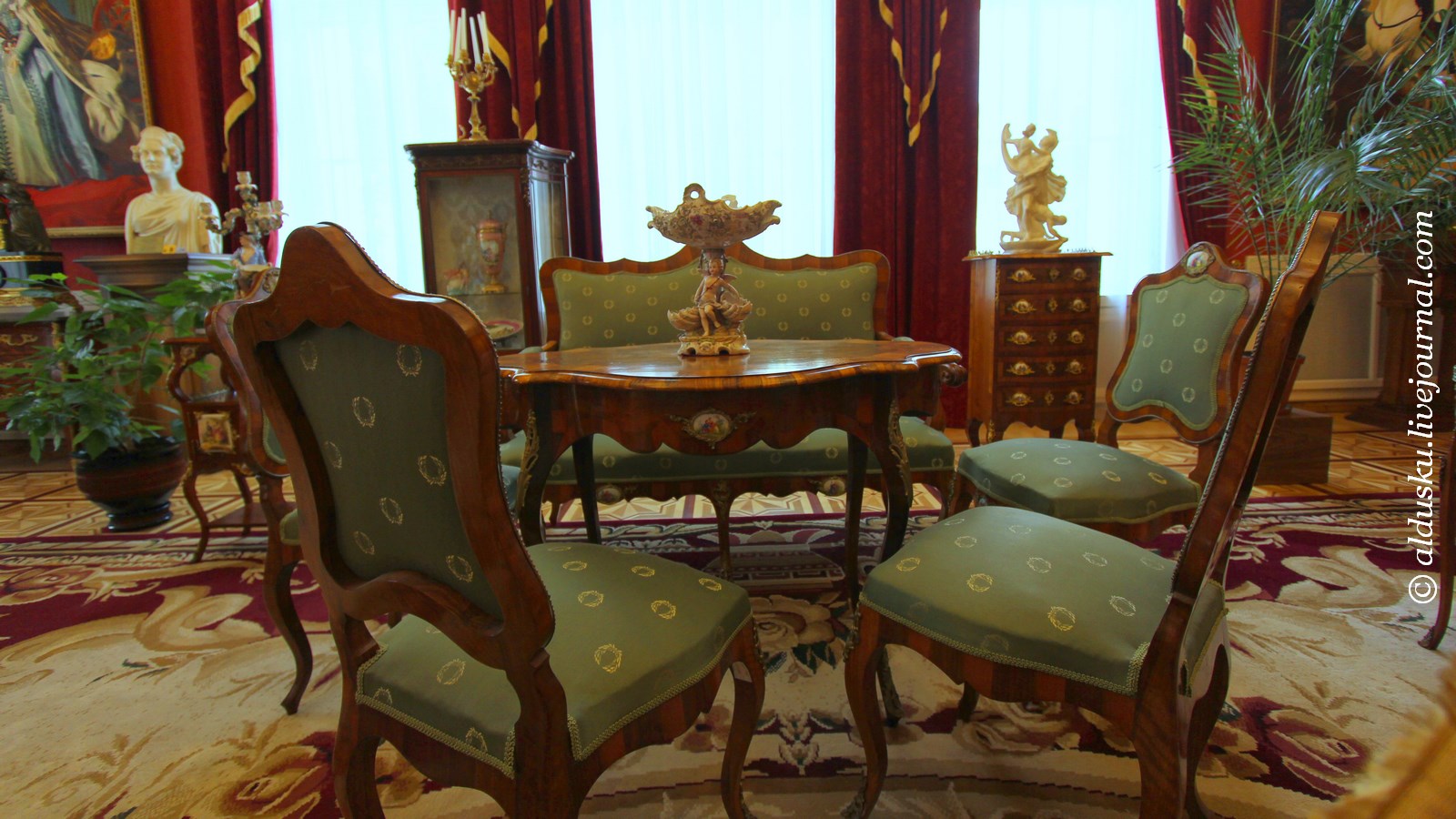 Верхня частина комода з спального гарнітура Федора та Ірини Паскевичей