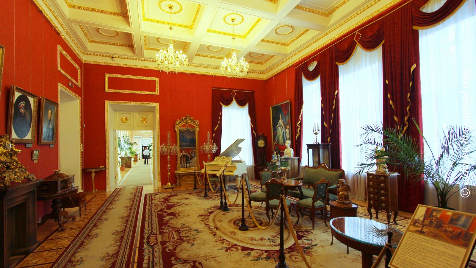 Ці два парадних портрета, що розміщувалися в «золотий» їдальнею, в даний час прикрашають так званий фельдмаршальський зал в експозиції палацової вежі