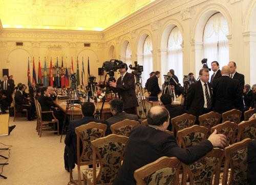 Пізніше це пояснили тривалим засіданням наглядової ради російського «Зовнішекономбанку», яке проводив прем'єр-міністр