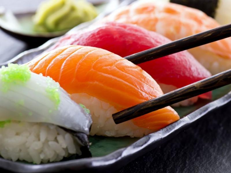 Как правильно есть суши