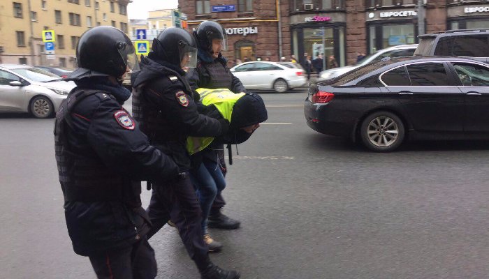 Московська поліція почала затримувати людей, які намагаються взяти участь у несанкціонованій акції в центрі Москви