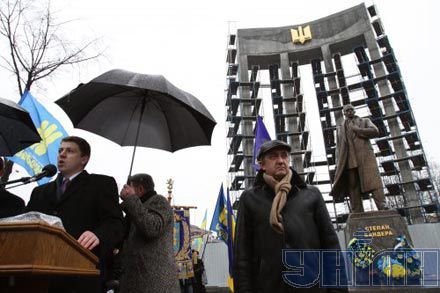 Депутати зібралися, щоб прийняти заяву-протест проти скасування звання Героя України лідерові ОУН