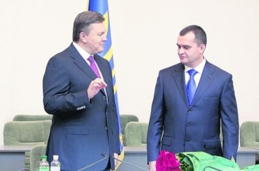 9 листопада 2011, 7:44 Переглядів:   Віктор Янукович - Віталію Захарченко: Закінчувати реформи не треба Фото А