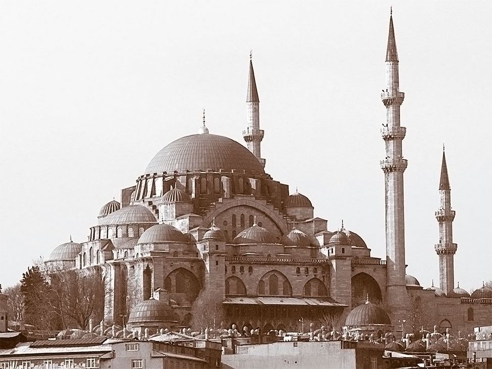 До того ж Стамбул була більш віддалена, ніж навіть Конья і Кютахья, де правили інші сини Сулеймана і Хюррем Султан - Селім і Баязид
