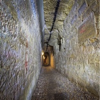 Багатоярусні підземелля палацу Гарньє складаються в нескінченні лабіринти і з'єднуються зі знаменитими паризькими катакомбами, в яких колись добували камінь для будівництва міста