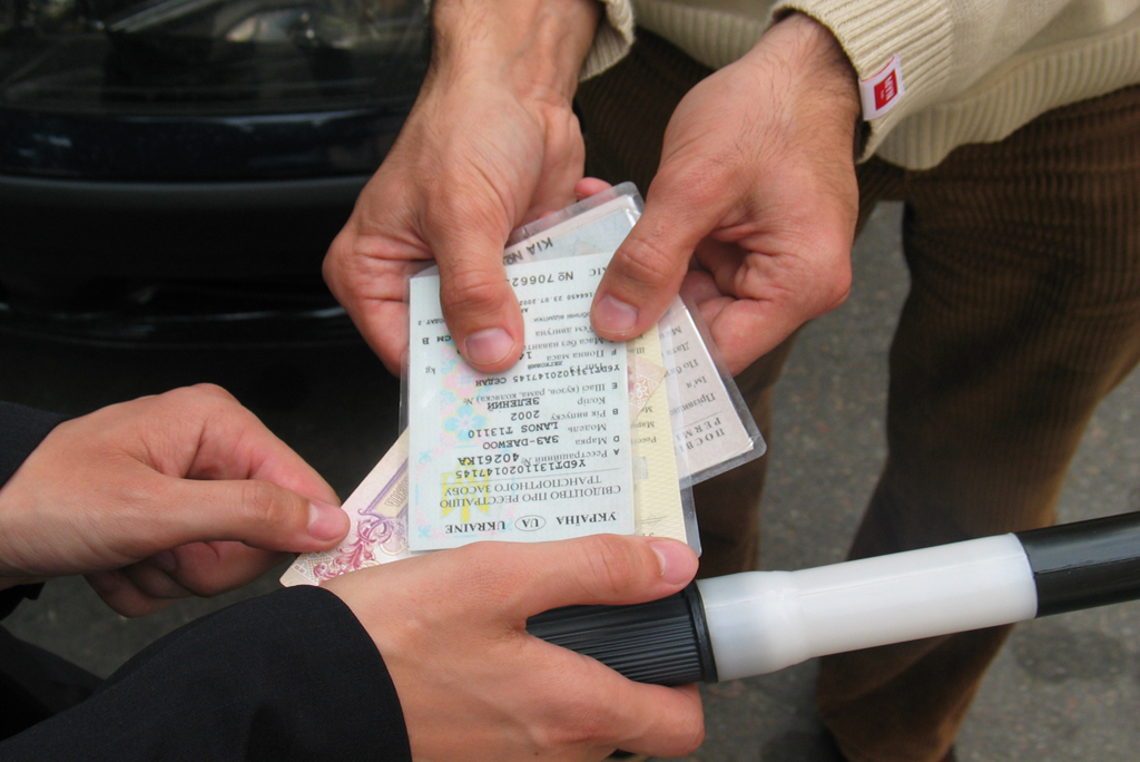 Згідно з повідомленням прес-служби столичного Управління ДАІ, київські водії підвищують розміри хабарів - останнім часом порушники ПДР пропонують інспекторам ДАІ близько 400 грн для того, щоб відкупитися від належної за законом відповідальності