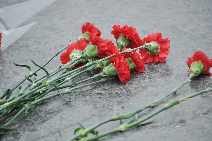 Квіти з-під пам'ятника викинули на узбіччя дороги через годину після урочистих заходів з нагоди Дня пам'яті і примирення