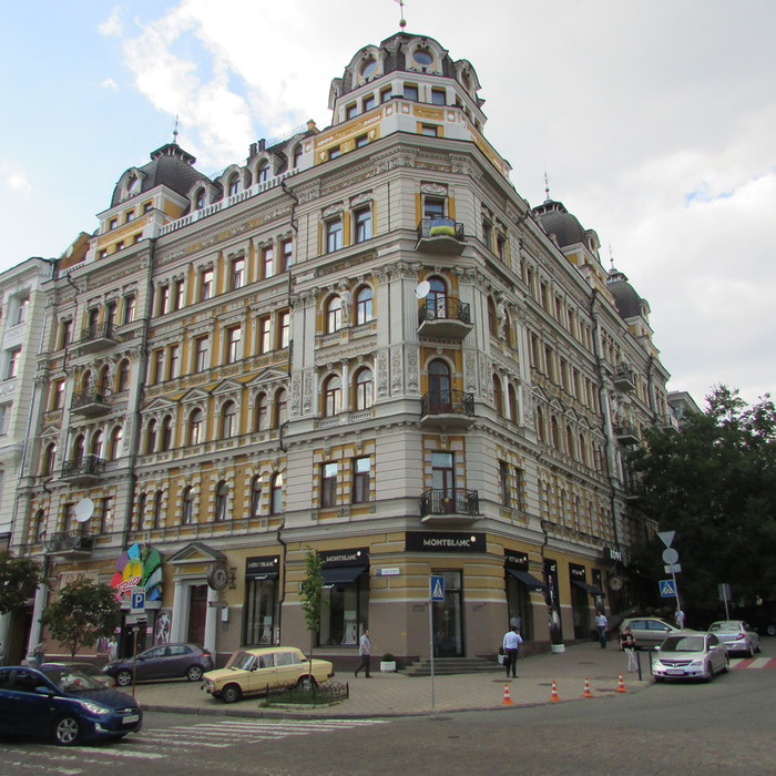 І хоча Булгаков не завжди точно передавав київську топографію, в цьому будинку споруди 1900 р правда був магазин капелюхів