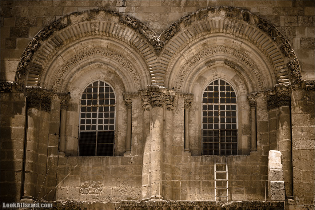 [   Єрусалим   ]   Зараз сходи є своєрідним знаком, - глянувши на фасад і побачивши сходи, можна зрозуміти, що Статус-кво дотримується
