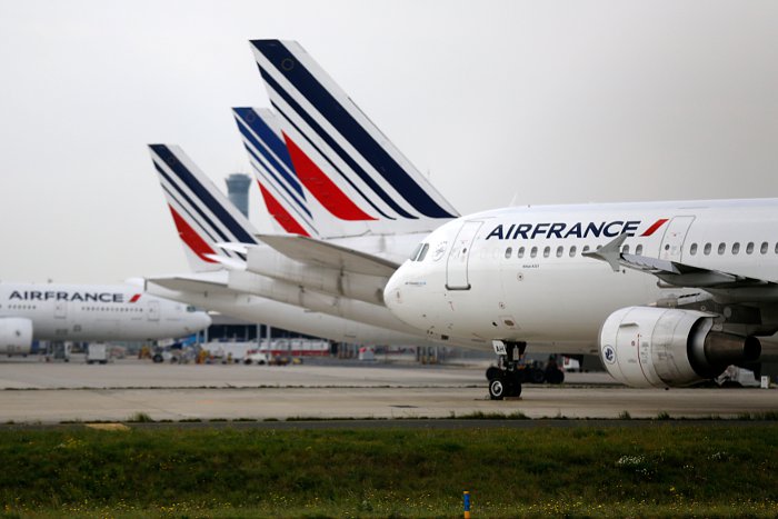 Профспілка пілотів вирішив припинити котра тривала два тижні страйк, щоб продовжити переговори з авіакомпанією в більш спокійній обстановці   Літаки Air France в аеропорту імені Шарля де Голля в Парижі