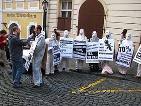 Ян Тамаш (зліва) та інші демонстранти (Фото: Христина Макова)   До речі, на підходах до Празького граду проти військової бази в Чехії протестували активісти руху «Ненасильство»