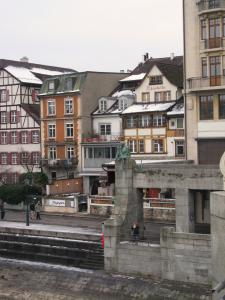 На іншій стороні Середнього моста знаходиться мальовнича скульптура «Гельвеція в шляху» (Helvetia auf der Reise), що стала одним із символів Базеля