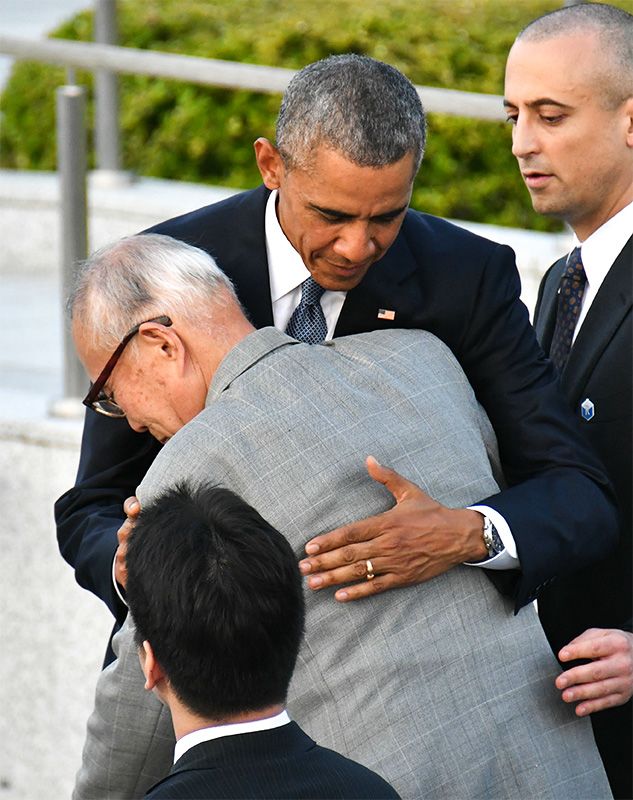 Президент Обама обіймає історика Морі Сігеакі, який знайшов сім'ї американців, загиблих від атомного бомбардування, і вніс їх імена в список жертв (© Jiji)