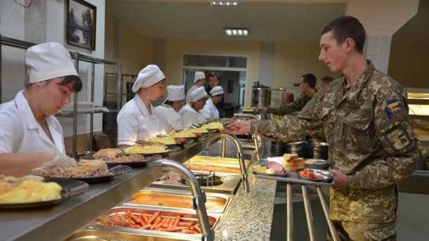 5 лютого 2017, 8:10 Переглядів:   У Збройних силах України в 2017 році вводиться нова система харчування для військовослужбовців, яка буде здійснюватися за принципом шведського столу