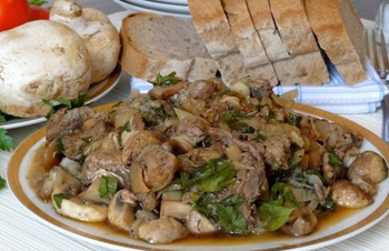М'ясо з грибами - відмінне поєднання прекрасних продуктів, яке користується популярністю в багатьох кухнях світу