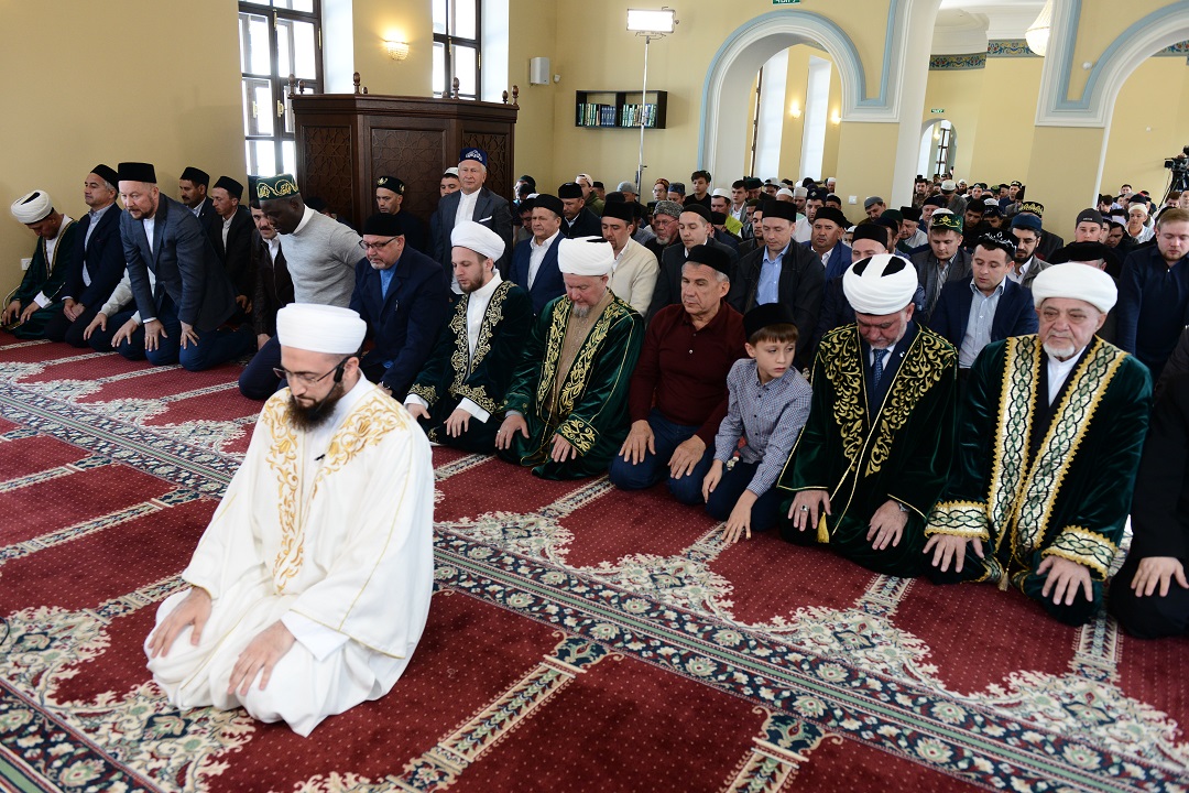 Після проповіді всі присутні в Галеевской мечеті взяли участь в святковому намаз, який також провів муфтій Татарстану