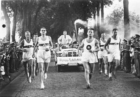 Фото: Bundesarchiv   У 1934 році в світі розгорілися серйозні суперечки з приводу доцільності проведення Ігор у Берліні, багато спортсменів і спортивні організації наполягали на їх бойкот, нагадуючи, що олімпійські правила забороняють будь-яку расову та релігійну дискримінацію