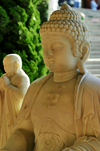 Свастика на статуї Будди і не тільки