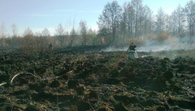 На Чернігівщині в Сновський і Козелецькому районах пожежні ліквідовують окремі осередки горіння торфу, які виникли на загальній площі понад 60 гектарів