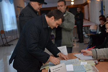 17:10 Голова Миколаївської облдержадмінстрації Вадим Меріков і його заступник Оксана Янішевська вже проголосували:
