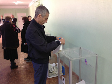 15:45 Кандидат в нардепи по 131-му округу Ерік Григорян проголосував, як і голова Жовтневої райдержадміністрації Вікторія Москаленко