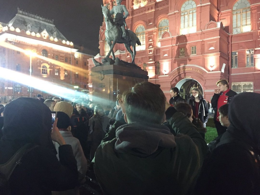 На Манежній площі в Москві поліція о першій годині ночі почала розганяти учасників, що залишилися акції прихильників політика Олексія Навального