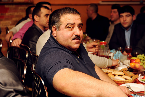 Святкового вечора супроводжував розкішний стіл з різними східними стравами, серед яких були плов, довга (азербайджанський кисломолочний суп), а також солодощі - Шакер-чурек, пахлава і Шакер-бура