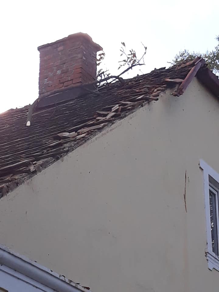 В Ужгороді ураган повалив дерева і поламав гілки, пошкодивши кілька будівель