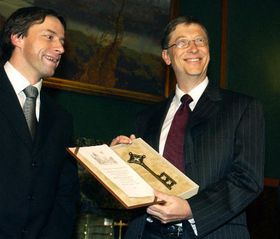 Від мера Праги Павла Бема (ліворуч) Білл Гейтс отримав ключ від міста (Фото: ЧТК)   Програма Білла Гейтса досить насичена