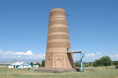 Вежа Бурана знаходиться в 10 км на південь від Токмака
