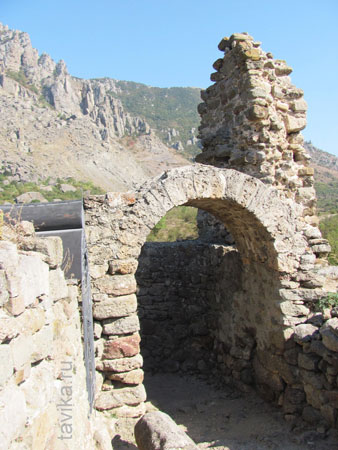 Ворота в фортецю Фуну