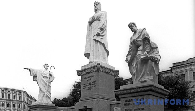 «Міська адміністрація на« Іменини »подарували Києву Мармурові статуї княгині Ольги, Андрія Первозванного, Кирила та Мефодія»