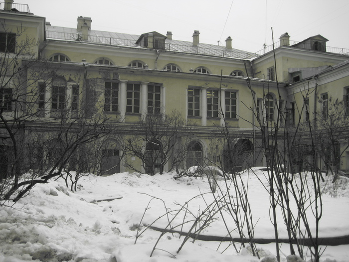 Флігель - найстаріша частина, що включила в себе палати 17 століття боярина Хитрово