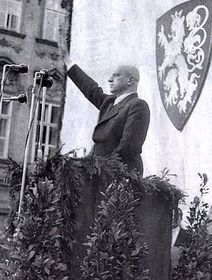 Еммануель Моравець   «Прапор» зайняв пронімецьку позицію і перетворився в нацистську організацію, ідеї якої були дуже близькі до націонал-соціалізму, як і багато організаціям, що з'явилися в період Другої Республіки, і, особливо після німецької окупації, його члени оголошували себе прихильниками ідеології НСДАП