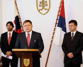 Словацький прем'єр Роберт Фіцо (в центрі), Мирослав Лайчак (праворуч) Фото: ЧТК   Чим пояснюється цей крок чеського президента, який випередив і дипломатичні кола, які поки лише спостерігають за розвитком подій