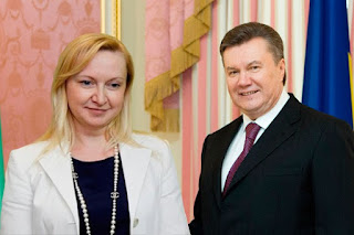 Нардеп з БПП Сергій Лещенко активно домагається останнім часом покарання Юлії Льовочкіної і коханки Януковича Любові Полежай - за те що Льовочкіна влаштувала Полежай до себе помічницею депутата в 2007-2010 роках